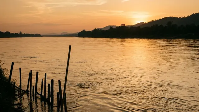 แสงเย็นเหนือแม่น้ำโขงเตือนใจว่าโลกธรรมทั้งสุขและทุกข์ย่อมเคลื่อนผ่าน