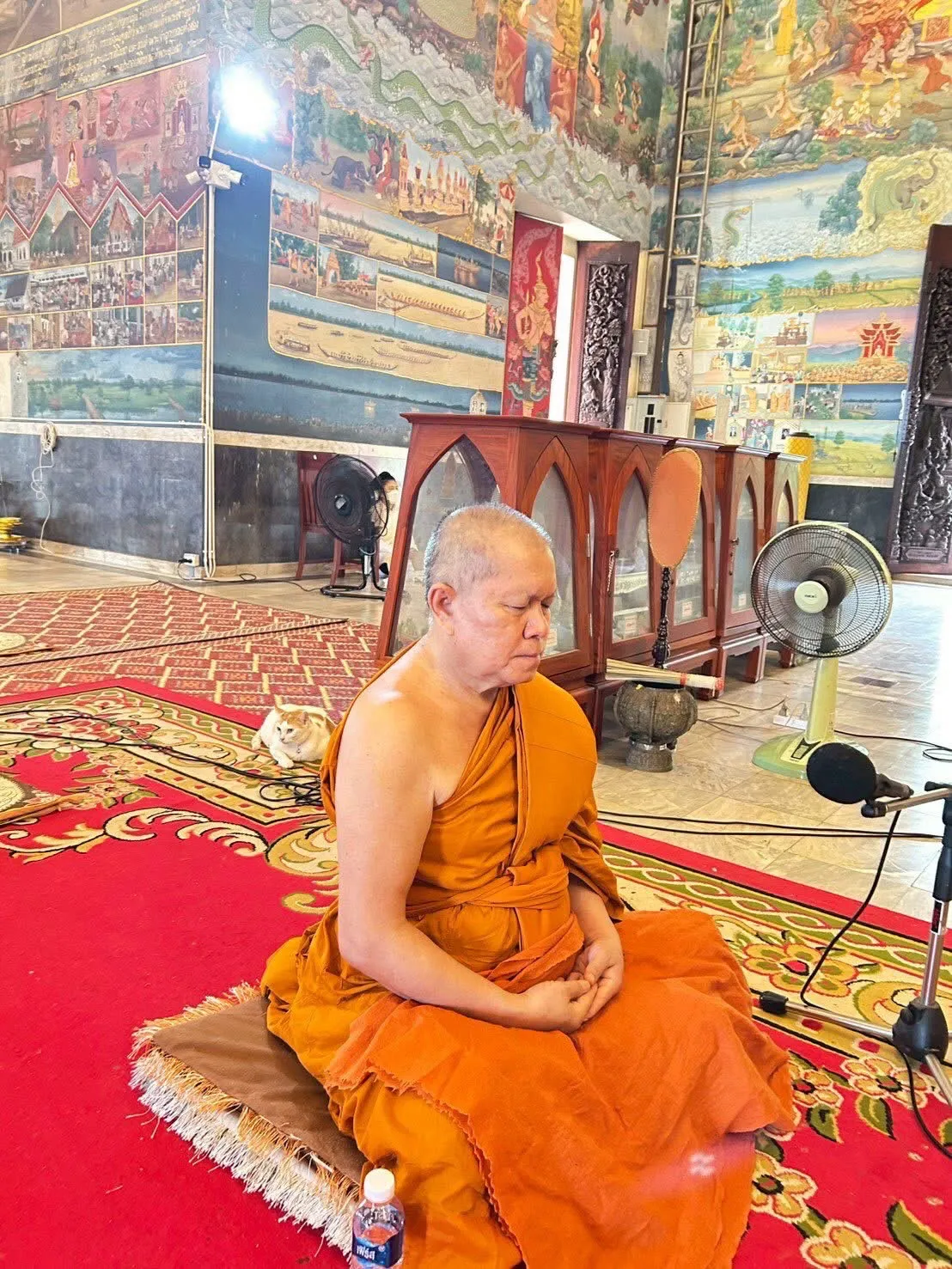 พระเทพวชิรคุณ (ดร.พิศิษฐ์ สุวีโร) เจ้าคณะจังหวัดหนองคาย ขณะเจริญสมาธิภาวนาในวิถีสันโดษ